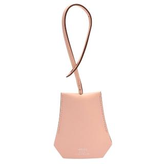 【HERMES】經典吊鐘式小羊皮吊牌鑰匙圈/吊飾(粉膚色H063622CJ-ROSE)