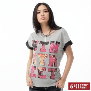 【5th STREET】女花朵字圓領印花短袖T恤-麻灰色