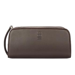 【DAKS】雙D經典LOGO軟牛皮拉鍊三層手拿包(深咖啡)