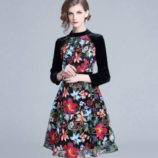 【a la mode 艾拉摩兒】黑絲絨插肩袖繁花綻放刺繡洋裝(S-2XL)