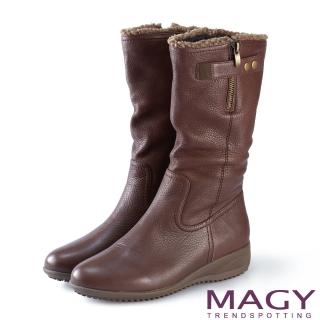【MAGY】街頭率性風 真皮個性騎士皮帶低跟中筒靴(咖啡)
