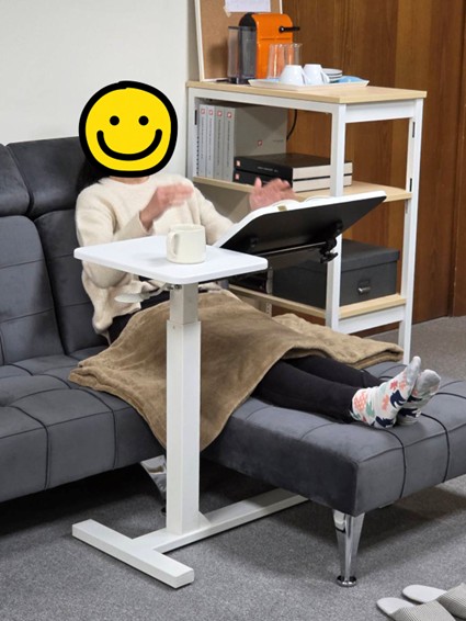 【升降邊桌推薦】KAKU健康生活隨心桌開箱｜免插電氣壓升降桌、雙桌板可傾斜的多功能沙發邊桌