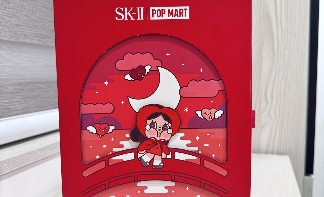 SK-II × CRYBABY 青春露聯名禮盒限量開賣💖 被可愛燒到直接帶回家！限定公仔瓶蓋套＋愛心刻印青春露一次收藏